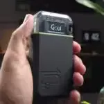 GOUI Power Bank sur une table avec accessoires tech
