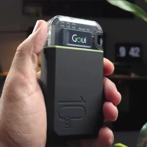 GOUI Power Bank sur une table avec accessoires tech