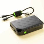 Goui Brave Plus Power Bank compacte tenue dans la main d’un utilisateur