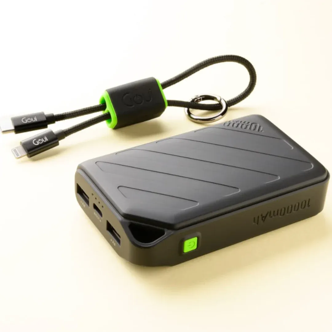 Goui Brave Plus Power Bank compacte tenue dans la main d’un utilisateur