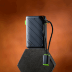 Goui Power Bank recharge un smartphone à l’extérieur