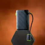 Goui Power Bank recharge un smartphone à l’extérieur