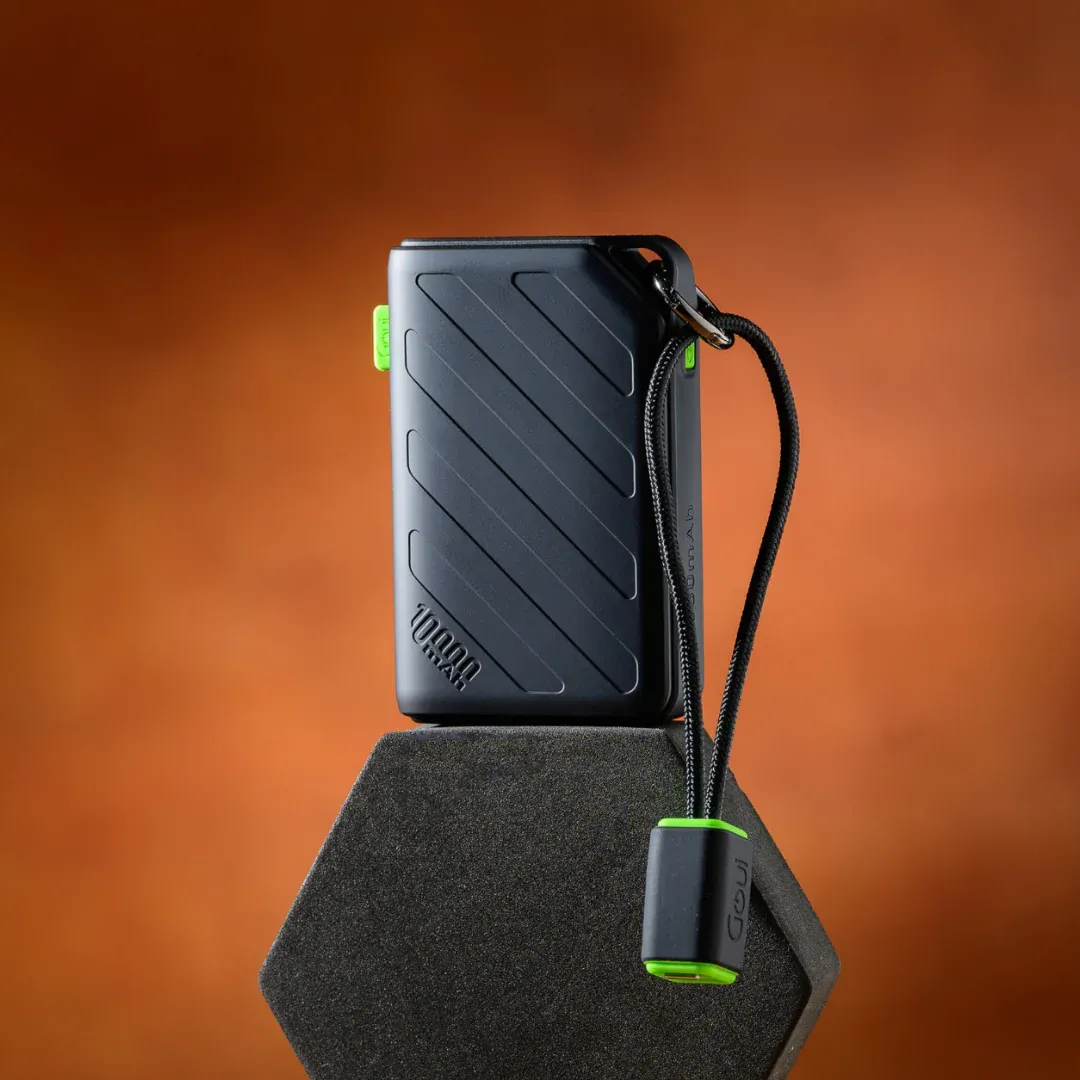 Goui Power Bank recharge un smartphone à l’extérieur