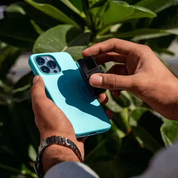 iPhone attaché magnétiquement au chargeur voiture