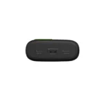 Power bank Goui KIGO sur une table à côté d’un smartphone
