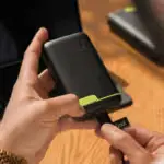 Goui KIGO glissée dans une poche de sac à dos