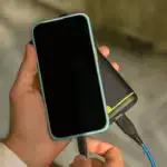 Batterie Goui KIGO en main pour démonstration de taille