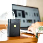 Power Bank Goui en train de recharger deux appareils