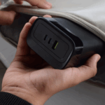 Goui P30 connectée à un MacBook pour recharge rapide
