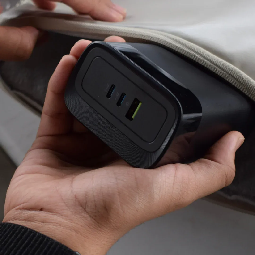 Goui P30 connectée à un MacBook pour recharge rapide
