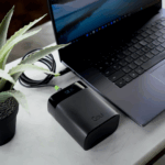 Power Bank Goui P30 tenue dans la main pour montrer sa taille