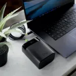 Power Bank Goui P30 tenue dans la main pour montrer sa taille