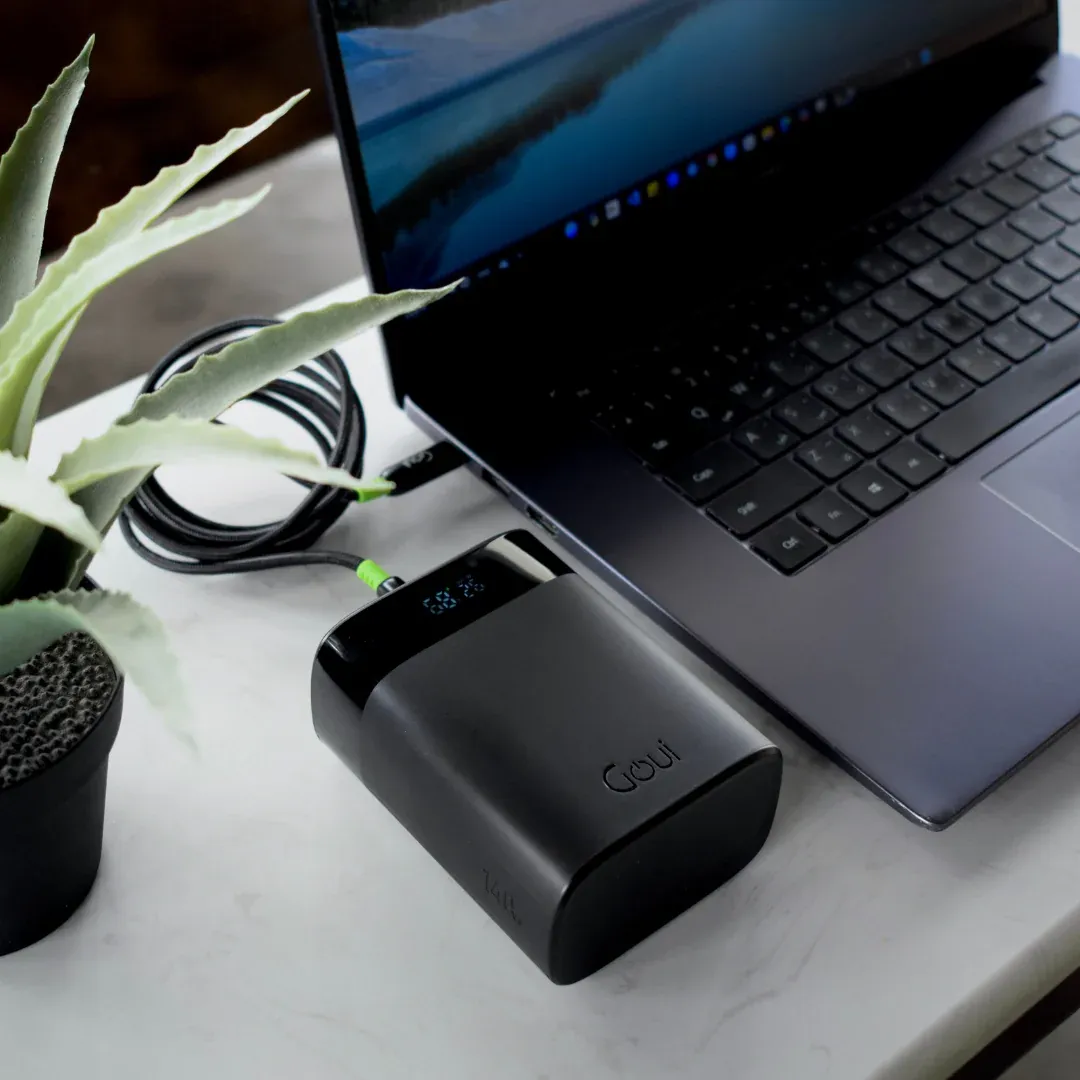 Power Bank Goui P30 tenue dans la main pour montrer sa taille