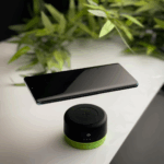 Goui Coaster avec smartphone posé pour recharge sans fil