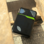 Power Bank Goui Sigo placé à côté d’un iPhone