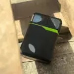 Power Bank Goui Sigo placé à côté d’un iPhone