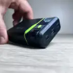 Goui Sigo sur une table avec accessoires tech