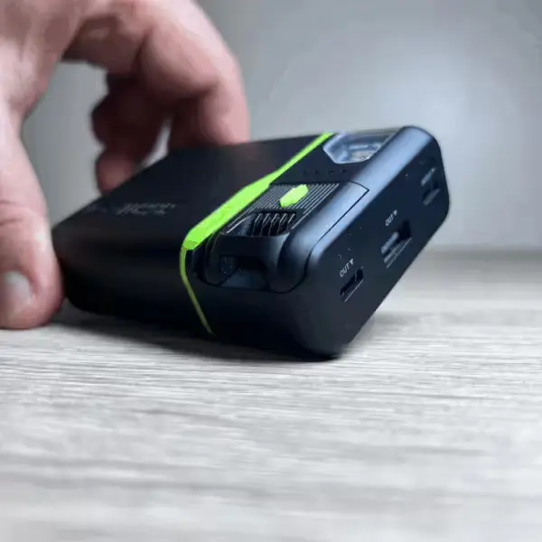 Goui Sigo sur une table avec accessoires tech
