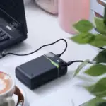 Power bank Goui Sigo connectée à un smartphone en charge