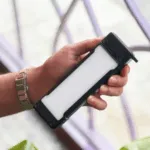 Torche LED utilisée dans l'obscurité en extérieur