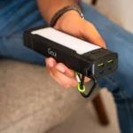 Power bank posée sur une table avec affichage LED allumé
