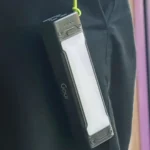 Power Bank Goui posé sur un bureau à côté d’un smartphone en charge