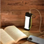 Goui TORCH Power Bank tenue dans la main avec torche allumée la nuit