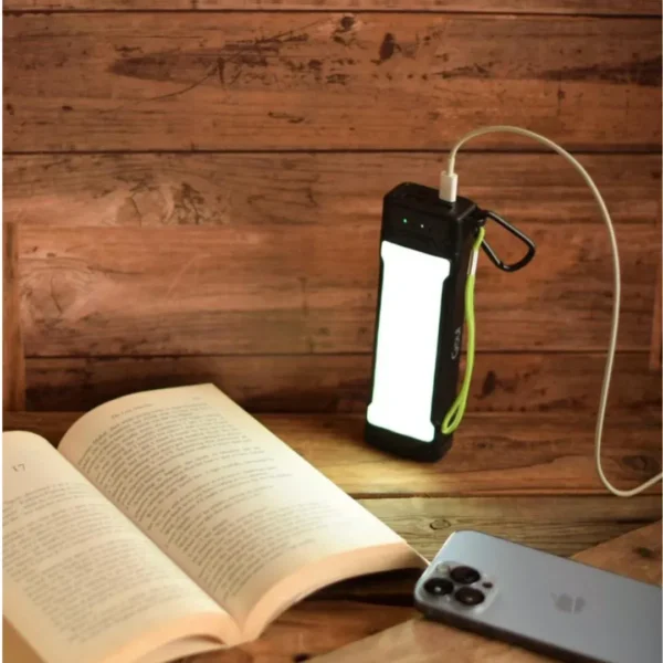 Goui TORCH Power Bank tenue dans la main avec torche allumée la nuit