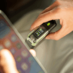 Goui Titan35 en mode charge sans fil d’un smartphone