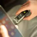 Goui Titan35 en mode charge sans fil d’un smartphone