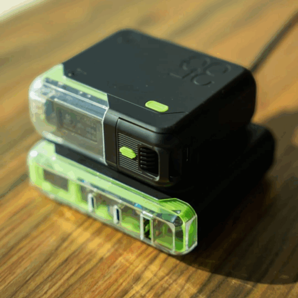 Goui Titan35 posée à côté d’un téléphone en pleine recharge