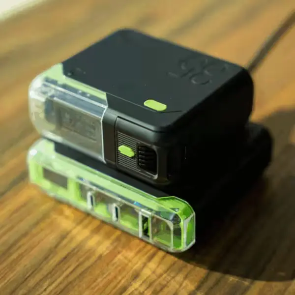 Goui Titan35 posée à côté d’un téléphone en pleine recharge