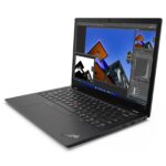 Vue de profil montrant la finesse du laptop