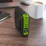 Power Bank MBALA Pro avec smartphone en charge sans fil