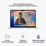 Profil latéral du MacBook Air fermé – finition Bleu Ciel