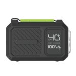 Power Bank avec lampe torche LED intégrée et affichage numérique du niveau de charge.