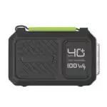 Power Bank avec lampe torche LED intégrée et affichage numérique du niveau de charge.