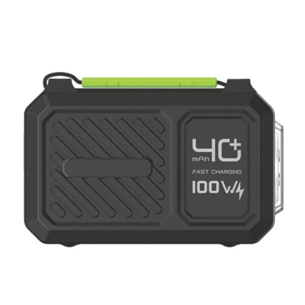 Power Bank avec lampe torche LED intégrée et affichage numérique du niveau de charge.