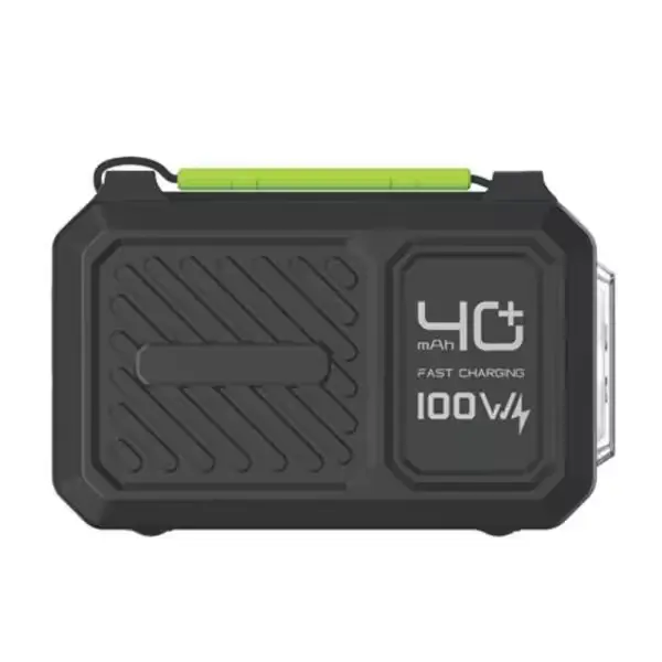 Power Bank avec lampe torche LED intégrée et affichage numérique du niveau de charge.