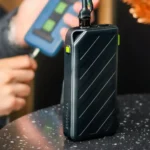 Goui Brave Plus branché à un smartphone en pleine recharge