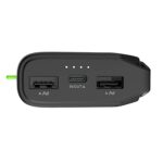 Goui Brave Power Bank connecté à deux téléphones via les ports USB