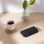 Goui Brave Power Bank connecté à deux téléphones via les ports USB