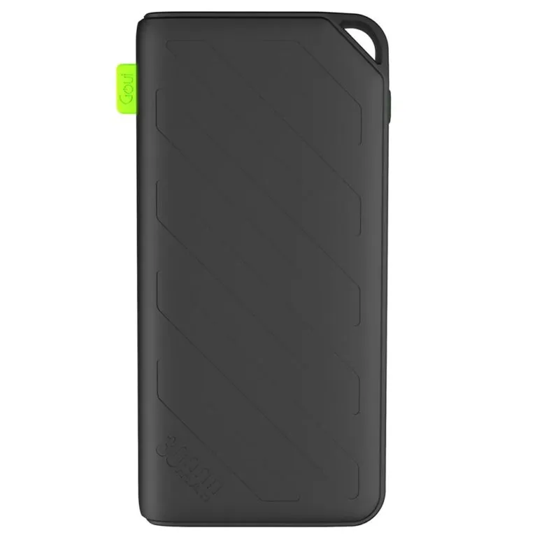 Vue de face du Goui Brave Power Bank posé sur une table en bois clair