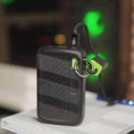 Power bank Goui Singi connectée à un smartphone