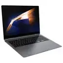 Utilisateur tenant le Galaxy Book 4 Pro à une main