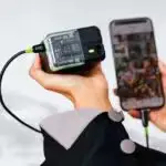 Titan 65 Power Bank rechargeant plusieurs appareils