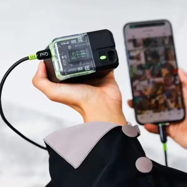 Titan 65 Power Bank rechargeant plusieurs appareils