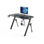 Bureau installé dans une pièce gaming