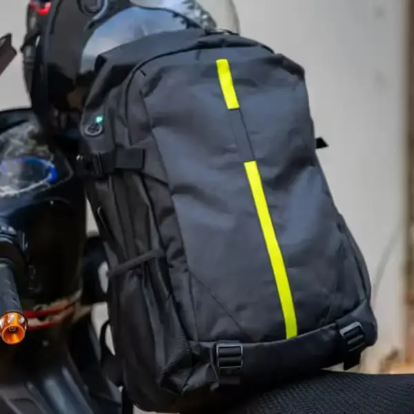 Vue avant du sac Goui Line 21L, couleur noire avec port USB