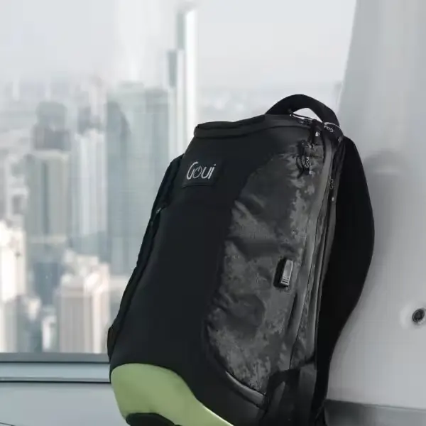Vue de face du sac à dos Goui Line 24L en noir